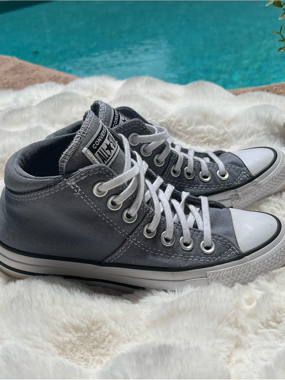 WOMEN'S CONVERSE CHUCK TAYLOR ALL STAR MADISON MID-TOP SNEAKERS. SIZE 5. GREY
